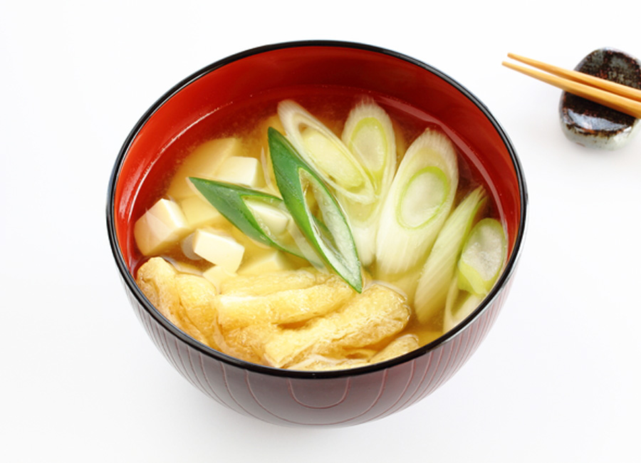 味噌汁に玉ねぎ皮粉末を入れるイメージ