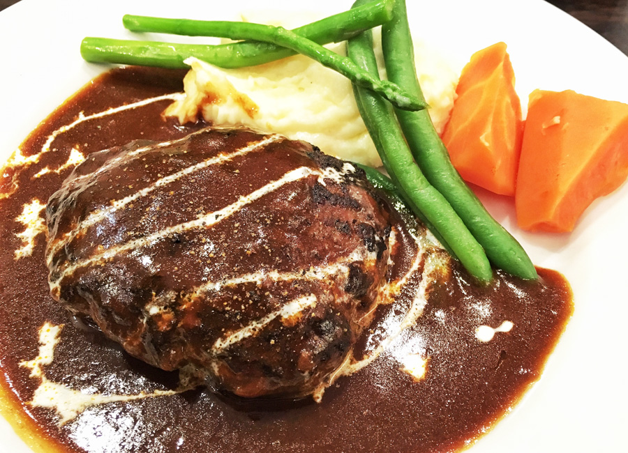 お肉料理に玉ねぎ皮粉末を使うイメージ