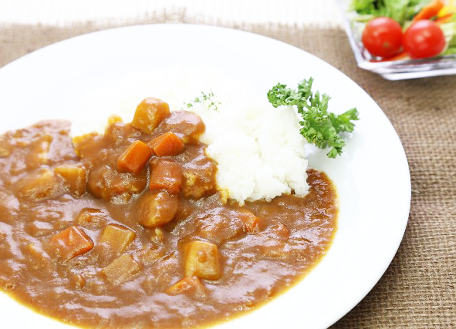 煮物に玉ねぎ皮粉末を使うイメージ