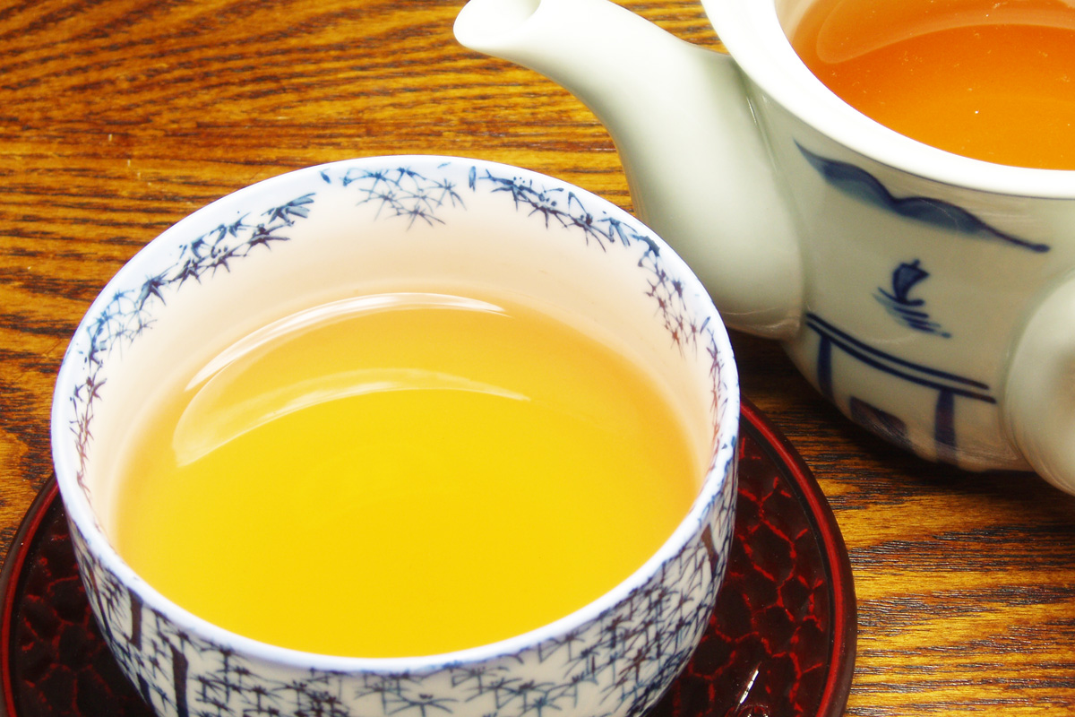 湯呑に入った玉葱皮茶 大画像